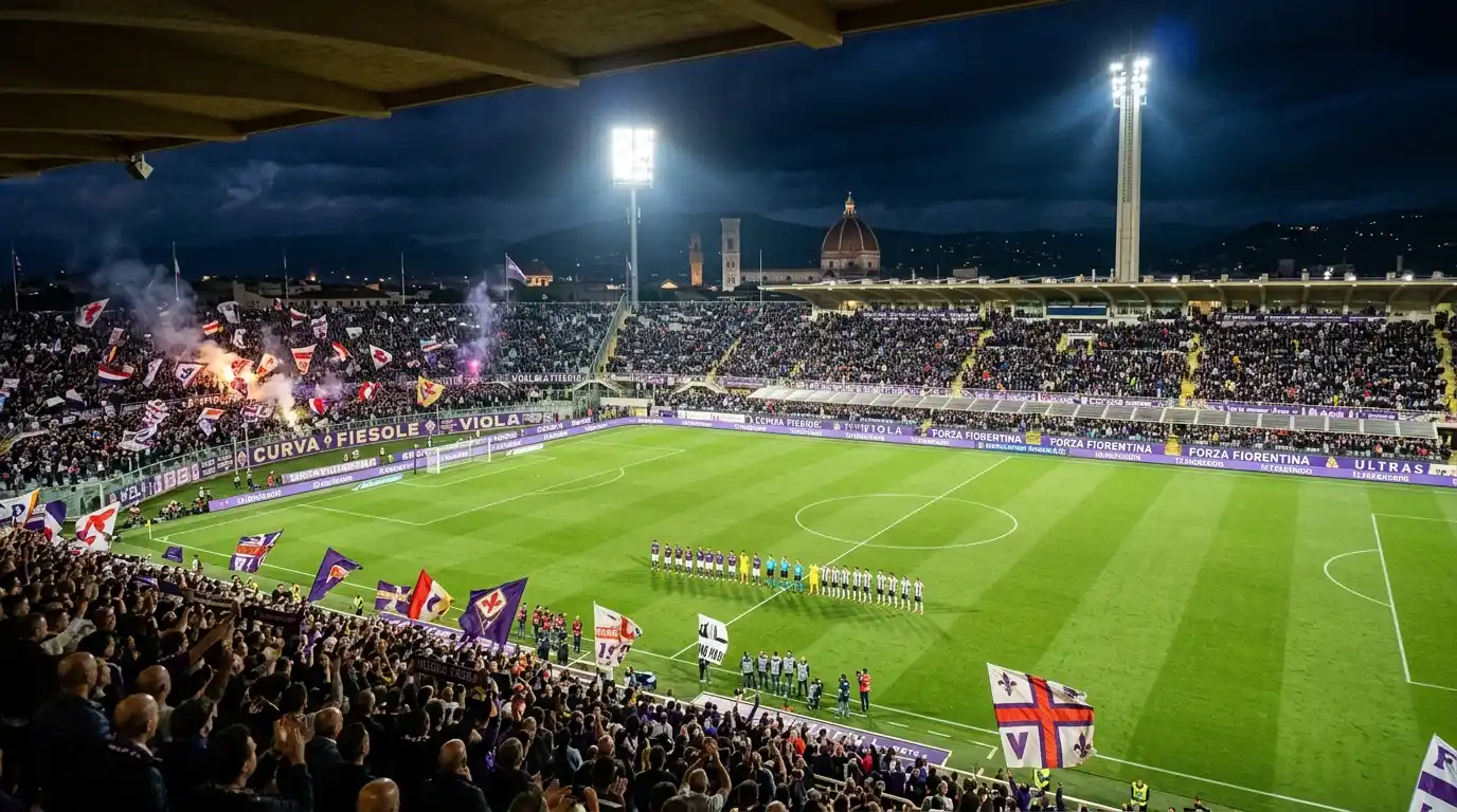 Estadio de Serie A iluminado durante un partido nocturno con aficionados animando